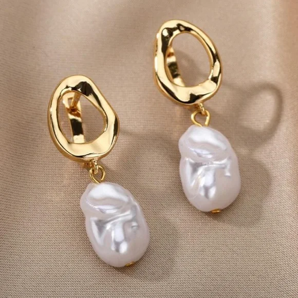 NEW!! Elegant Baroque Dangle Earrings - Picture 3 of 4